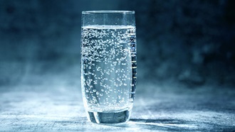bicchiere di acqua frizzante