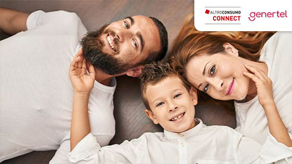 famislia stesa a terra e logo Genertel