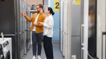 Coppia sceglie frigorifero