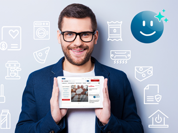 persona con in mano tablet con Home page altroconsumo